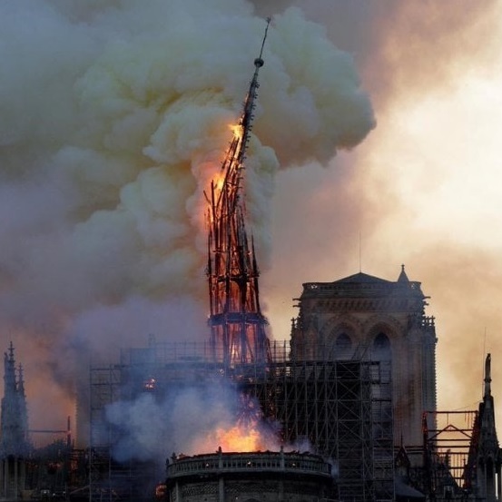 Notre Dame incendio guglia crolla